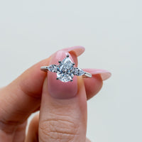 Anillo de Compromiso Sidestones Pear