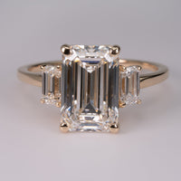 Anillo de Compromiso Three Stone Emerald