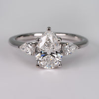 Anillo de Compromiso Sidestones Pear