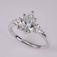 Anillo de Compromiso Sidestones Pear