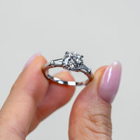 Anillo de Compromiso Baguette Sidestones Round