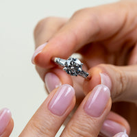 Anillo de Compromiso Baguette Sidestones Round