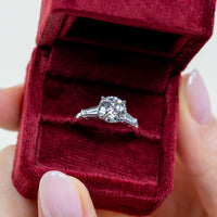 Anillo de Compromiso Baguette Sidestones Round