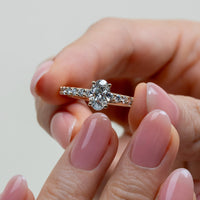 Anillo de Compromiso Sidestones 2.00 mm Oval