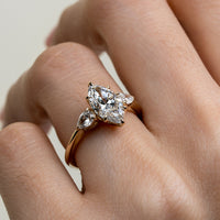 Anillo de Compromiso Sidestones Marquise
