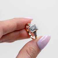 Anillo de Compromiso Baguette Sidestones Emerald