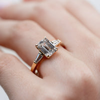 Anillo de Compromiso Baguette Sidestones Emerald