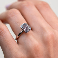 Anillo de Compromiso Solitario Bezel Set Radiant