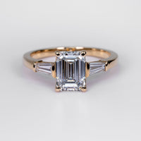 Anillo de Compromiso Baguette Sidestones Emerald