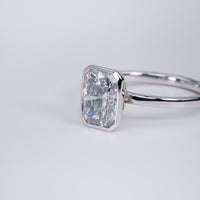 Anillo de Compromiso Solitario Bezel Set Radiant
