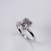 Anillo de Compromiso Solitario Bezel Set Radiant