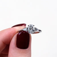 Anillo de Compromiso Sidestones Oval
