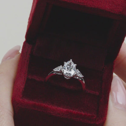 Anillo de Compromiso Sidestones Pear